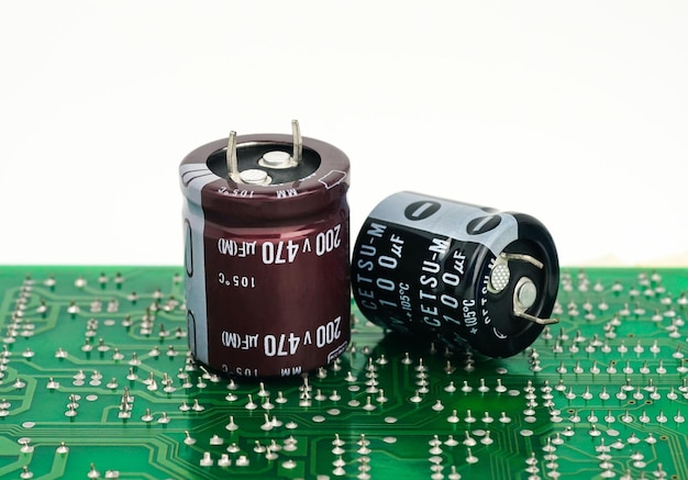 Elektronische componentcondensator op een groene printplaat