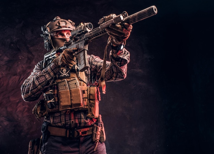 Gratis Foto elite-eenheid, special forces-soldaat in camouflage-uniform met een aanvalsgeweer met een laservizier en richt zich op het doelwit. studiofoto tegen een donkere getextureerde muur