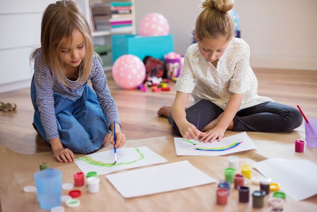 Elk meisje is gefocust op haar eigen werk