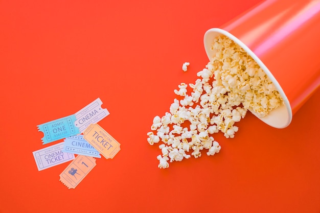Gratis foto emmer popcorn en bioscoopkaartjes