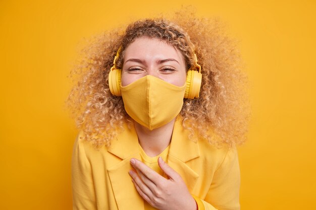 Emoties verborgen achter masker. Vrolijke vrolijke vrouw met krullend haar