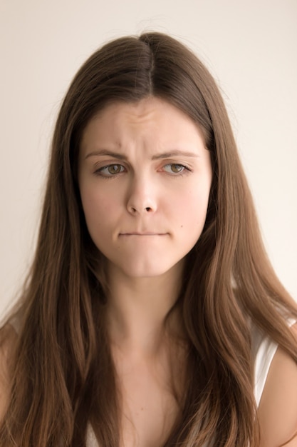 Emotioneel headshotportret van droevige jonge vrouw