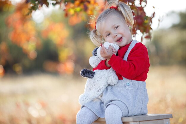 emotioneel plezier schattig klein meisje buiten