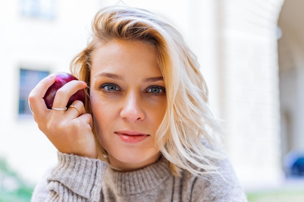 emotioneel portret van een jonge vrouw met een appel