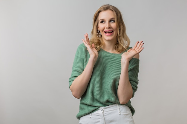 Emotioneel portret van verrast jonge aantrekkelijke vrouw met geschokte uitdrukking van gezicht, grote ogen, open mond, handen omhoog houden, grappige emotie, gek, nisolated, in de camera kijken