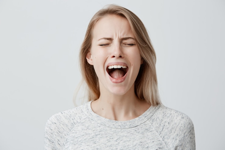 Gratis Foto emotionele blonde vrouw die haar mond wijd wijd schreeuwen luid ontevreden met iets dat onenigheid en ergernis uitdrukt