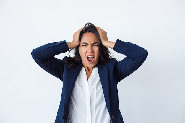 Emotionele jonge vrouw die bij camera gilt