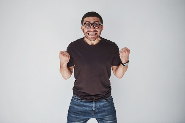 Emotionele man in casual kleding schreeuwt van pijn of angst.