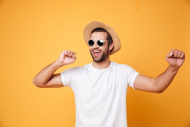 Emotionele mens die in de zomerhoed opzij het geïsoleerde dansen kijken.