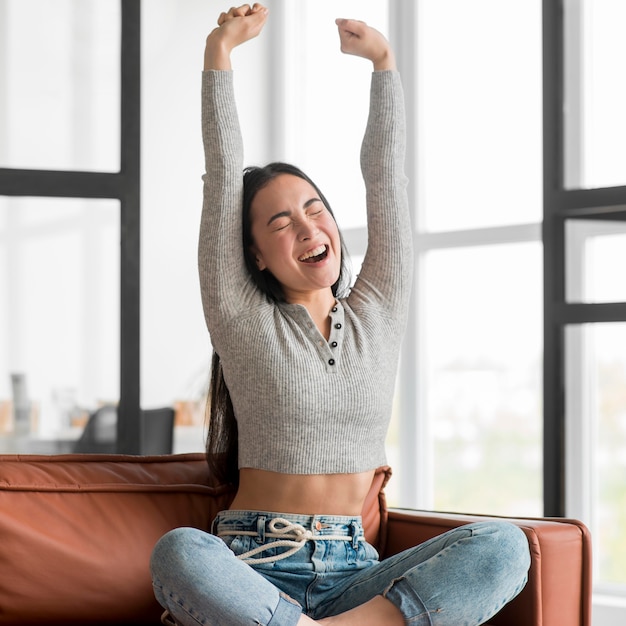 Gratis foto en vrouw die uitrekken geeuwen