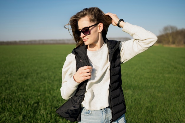 En vrouw die weg stellen kijken