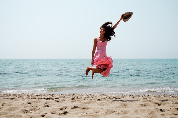 Energieke vrouw op het strand