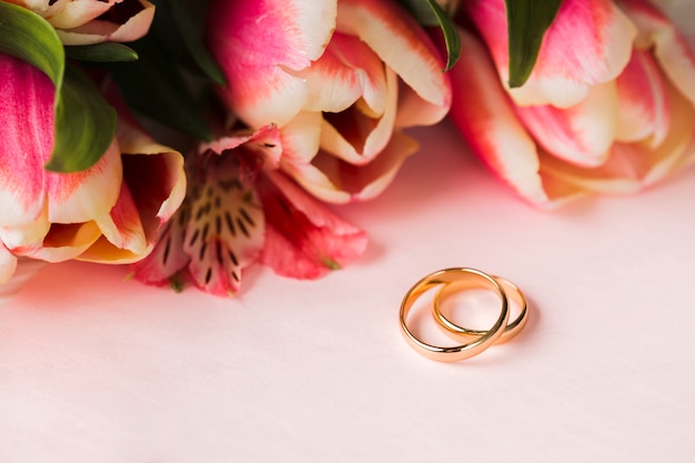 Engagment ringen en bloemen