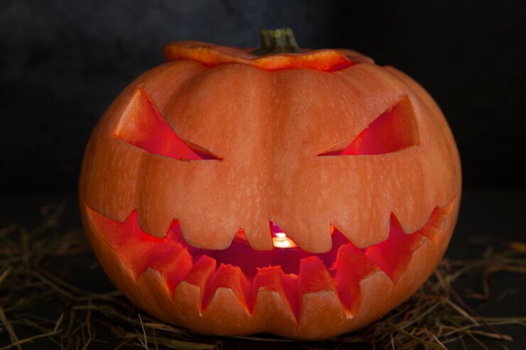 Gratis Foto enge halloween gesneden pompoenlantaarn met griezelig gezicht