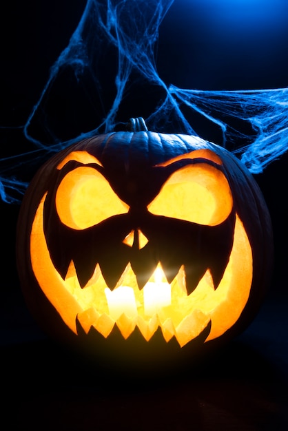 Gratis foto enge halloween-pompoen en spinnenweb