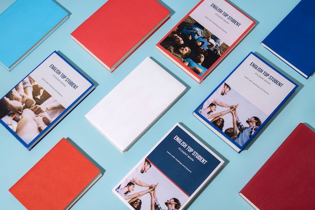 Engelse boeken die op de tafel van de werkruimte rusten