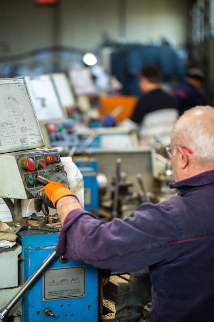 Engineer tijdens het gebruik van apparaat