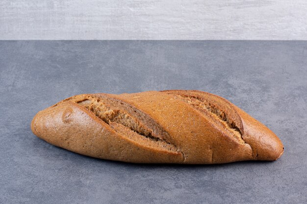 Enig brood van stokbrood op marmer.
