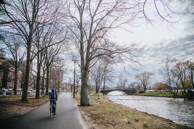 Enkele fietser die over een leeg fietspad rijdt