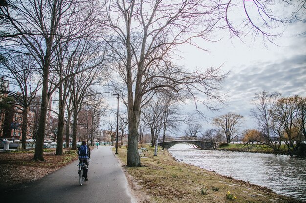 Enkele fietser die over een leeg fietspad rijdt