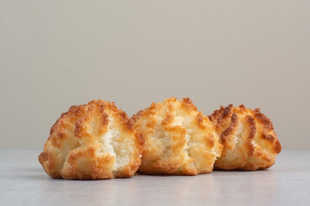 Gratis foto enkele ronde verse heerlijke koekjes op witte tafel.