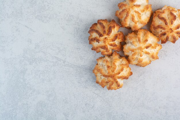 Enkele ronde verse heerlijke koekjes op witte tafel.