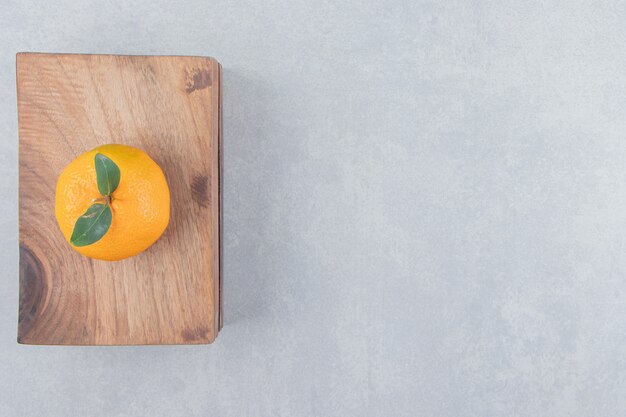 Enkele smakelijke clementine op een houten bord