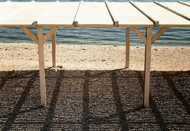 Enkele zonneluifel staat op een kiezelstrand op een zonnige dag Stadsstrand Zwarte Zeekust
