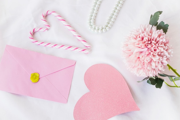 Envelop met groot roze papieren hart op tafel