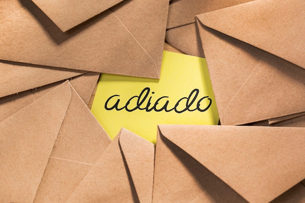 Envelop pack met uitgesteld bericht op het bureau
