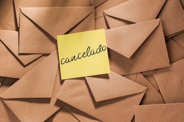 Envelop pack met uitgesteld bericht op tafel