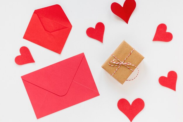 Envelop voor Valentijnsdag met hartjes en cadeau