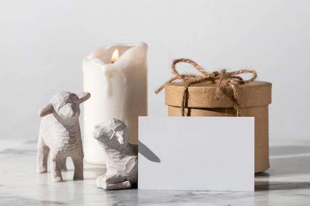 Epiphany dag schapen beeldjes met geschenkdoos en kaars