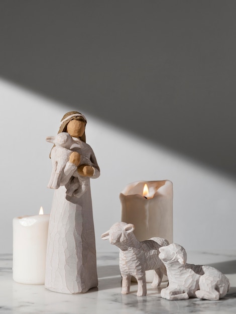 Epiphany day vrouwelijk beeldje met schapen en kaarsen