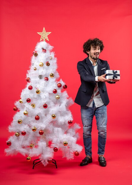 Er staat een man naast de kerstboom