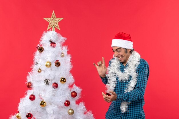 Er staat een man naast de kerstboom