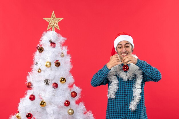 Er staat een man naast de kerstboom