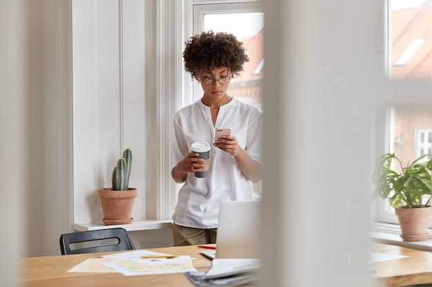 Ernstige aantrekkelijk meisje copywriter thuis werken