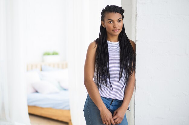 Ernstige Afro-Amerikaanse meid kijken naar camera