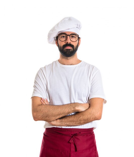 Ernstige chef-kok met zijn armen gekruist