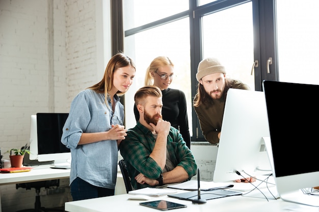 Ernstige collega's in office met elkaar praten