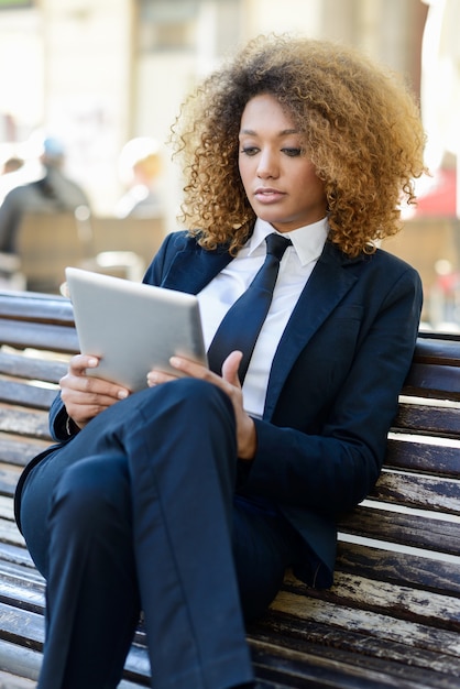 Ernstige executive herziening van een document op de tablet