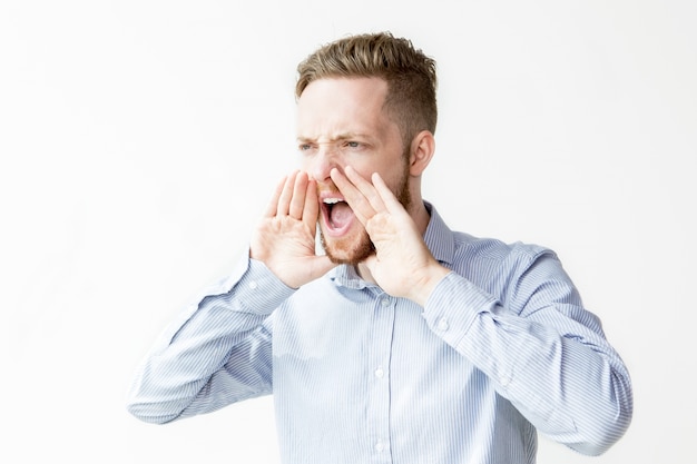 Ernstige jonge aantrekkelijke man schreeuwen loud