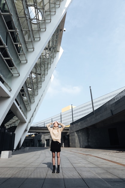 Ernstige jonge blonde dame die zich met in openlucht gesloten ogen bevindt.