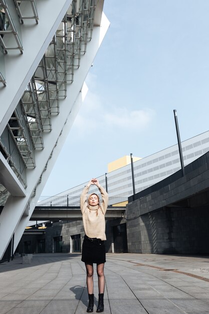 Ernstige jonge blonde dame die zich met in openlucht gesloten ogen bevindt.