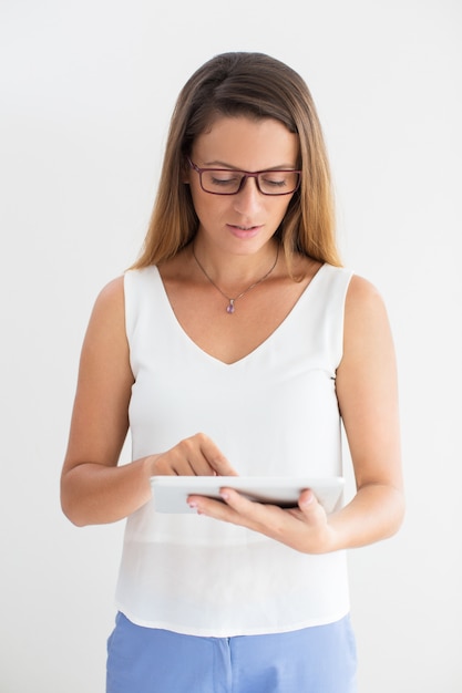 Ernstige jonge studenten netwerken op touchpad