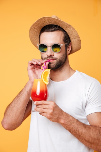 Ernstige man in zonnebril drinken cocktail