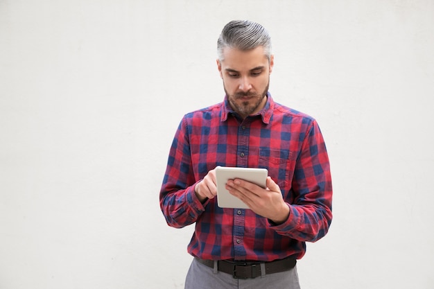 Ernstige man met behulp van tablet pc