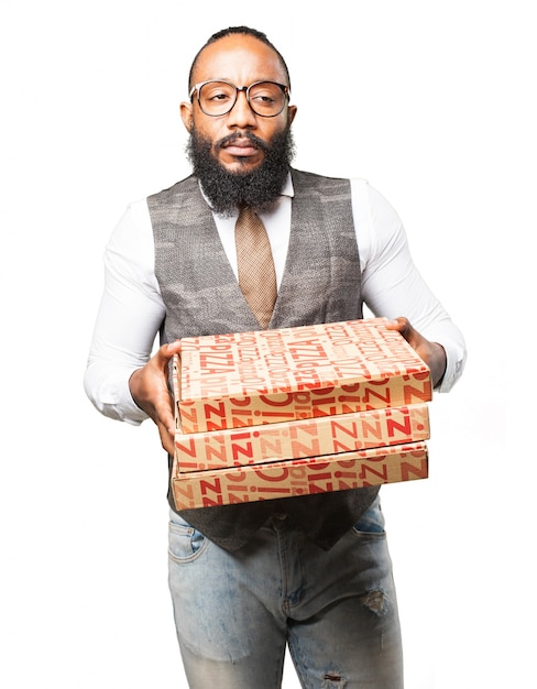 Gratis foto ernstige man met dozen van pizza