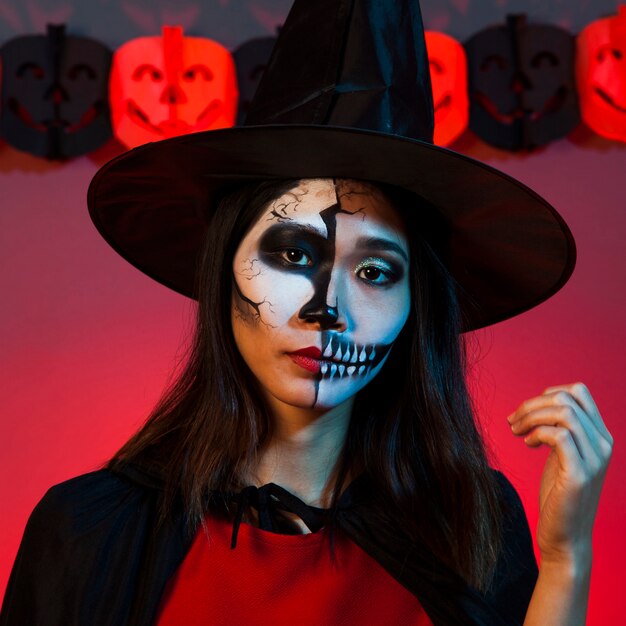 Ernstige meisje in Halloween kostuum